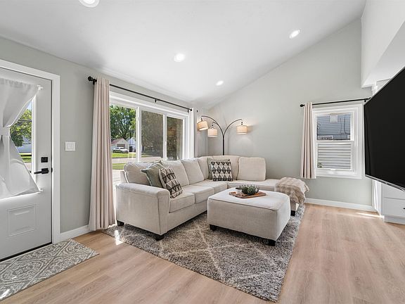 4th image of 857 Hunt Ave