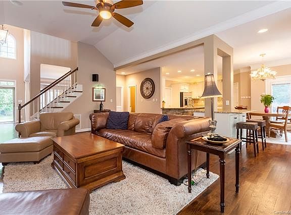 3rd image of 107 Shadyview Ln
