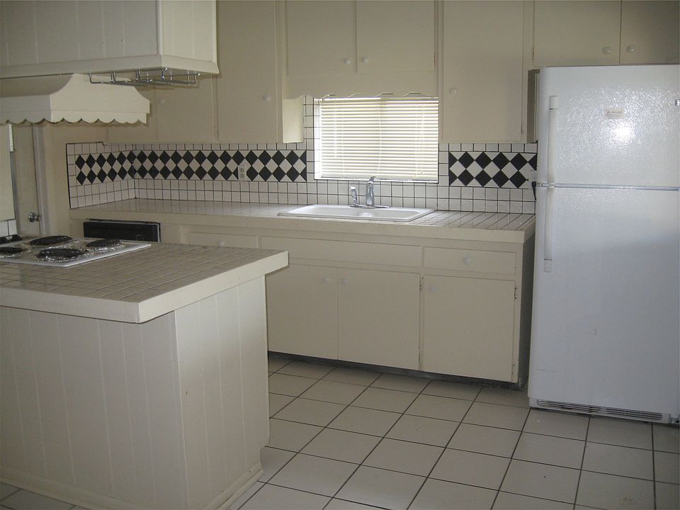 2nd image of 8408 E Hubbell St