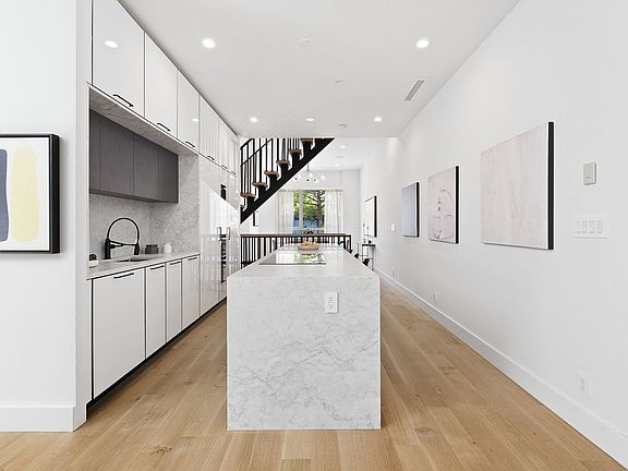 5th image of 36 Underhill Ave