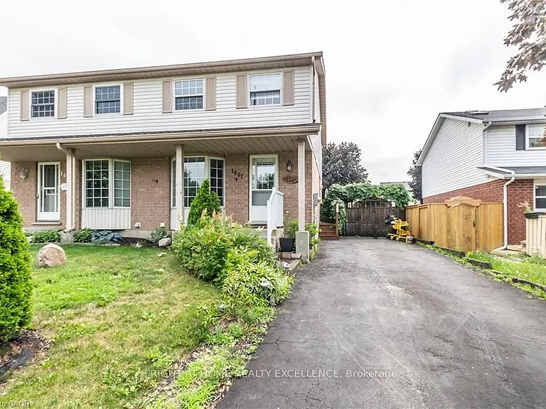 1007 Elgin St N — Photo 2