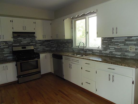 4th image of 216 Elmwood Dr