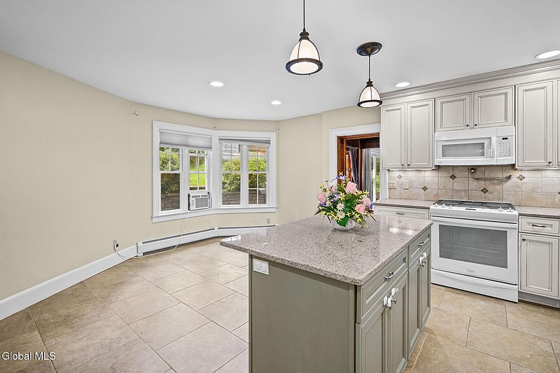 5th image of 16 Maple Avenue