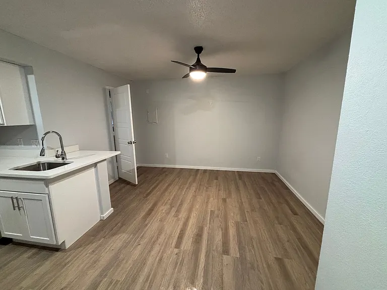942 W Holly St — Photo 7