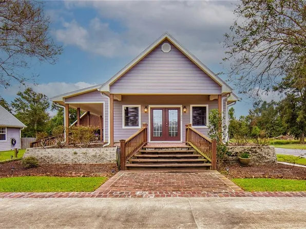 306 Le Village Dr, Larose, LA 70373