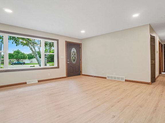 4th image of 1318 Esmond Dr