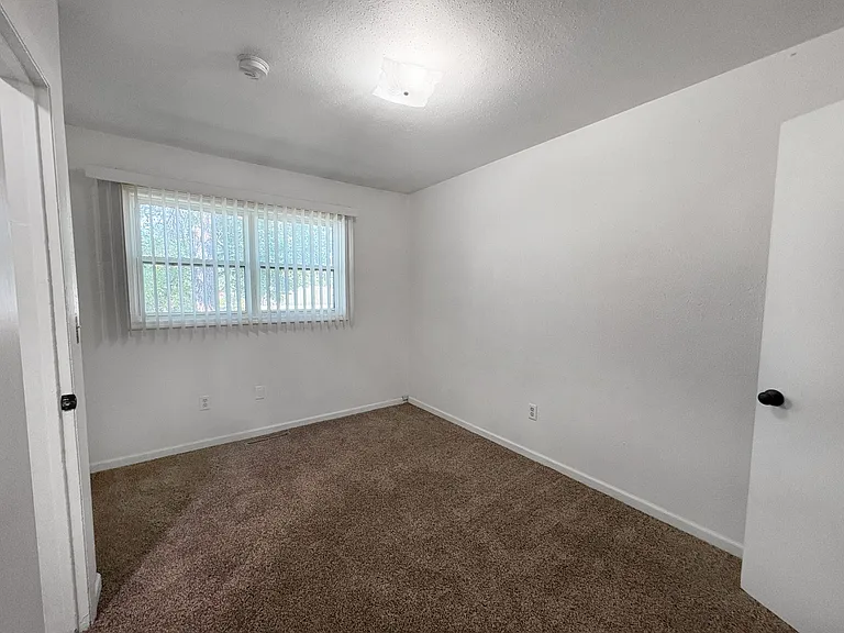 Centrally located 2 Bedroom Apartment with Laundry Hook-ups — Photo 10
