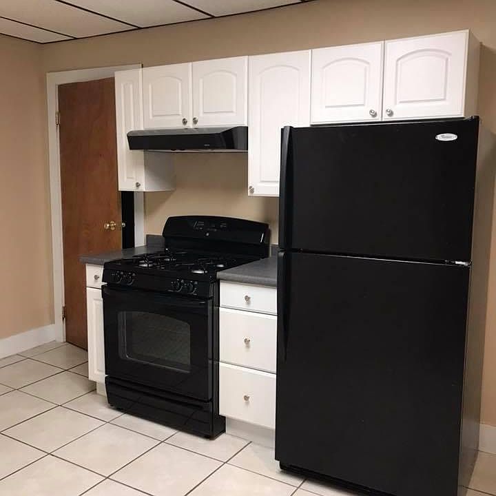 Kitchen w/ Stove, Refrigerator & Range hood