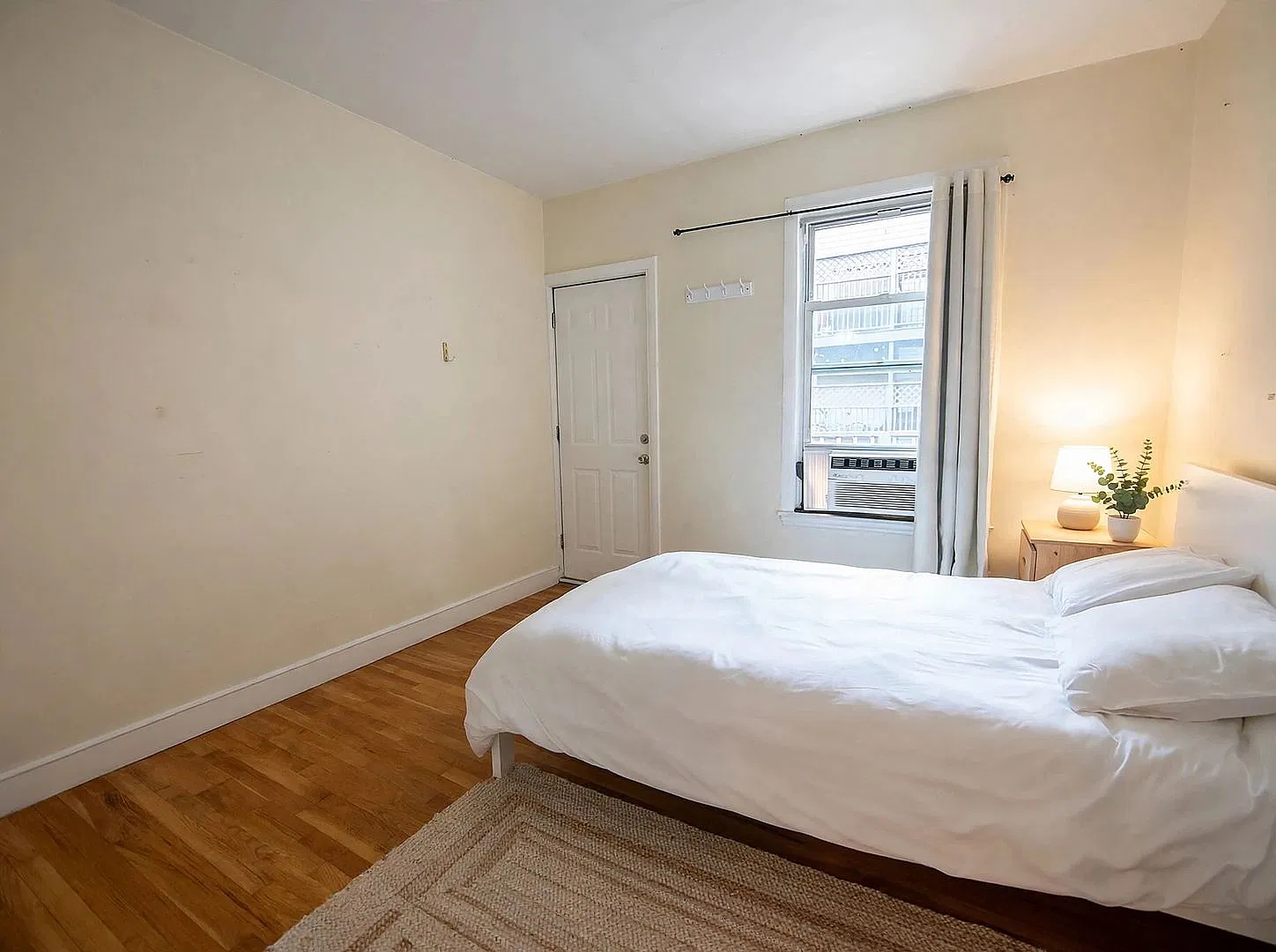 No Fee Apt Perfectly located near BU! Sunny & Spacious Apartment with 2 full bathrooms! — Photo 4