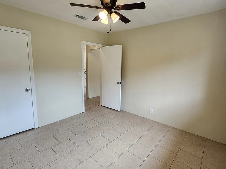 646 Ditmar St — Photo 9