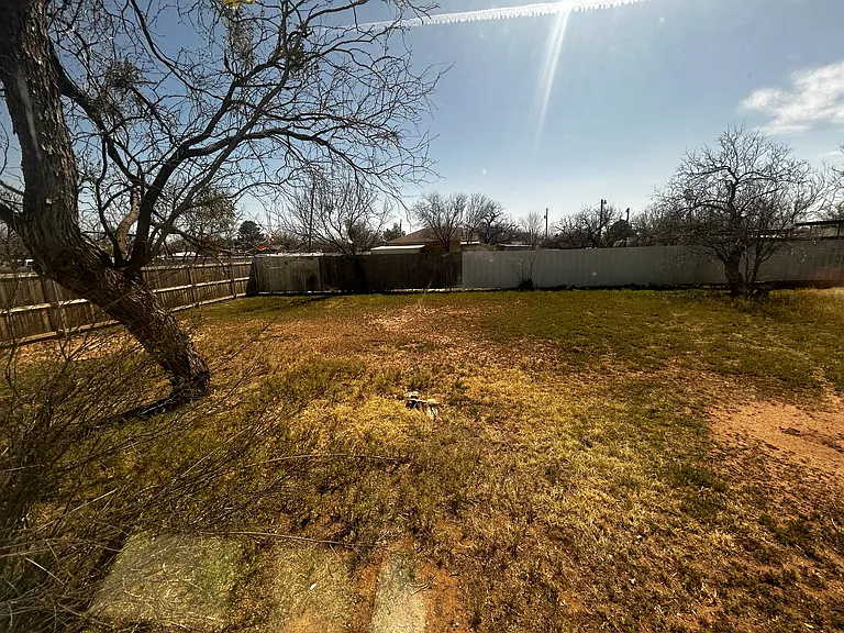 1742 Victoria St — Photo 11