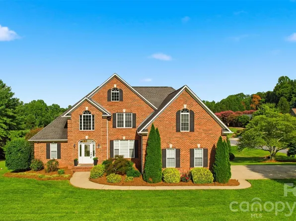 1064 Baker Barn Rd, Hickory, NC 28602