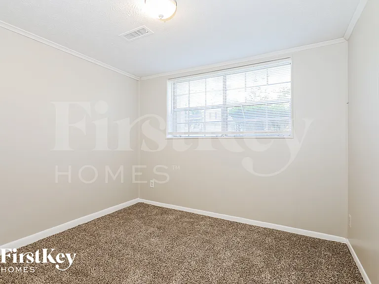 568 Dixon Rd — Photo 11