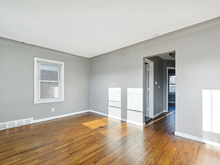 18417 Albion St — Photo 11
