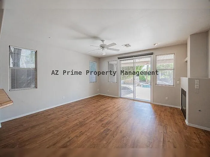 3 bed, 2.0 bath, 1323 sqft, $2,595 — Photo 4