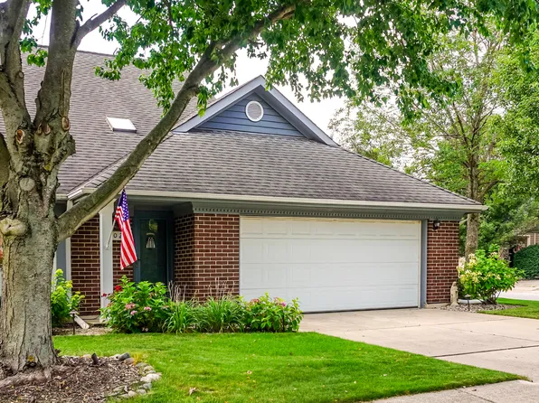 8602 Farmington St, Saint John, IN 46373