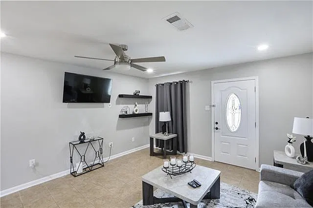 3 bed, 2.0 bath, 1230 sqft, $2,100 — Photo 4