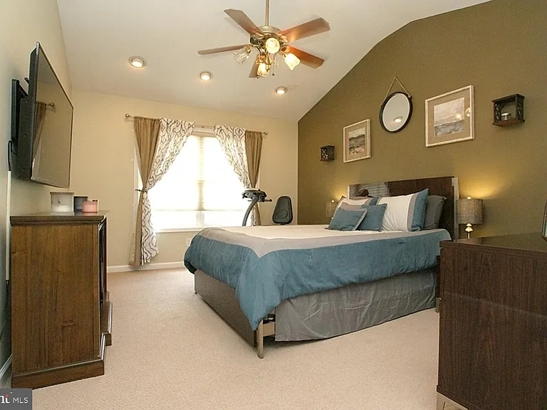 33 Farmington Ct — Photo 16