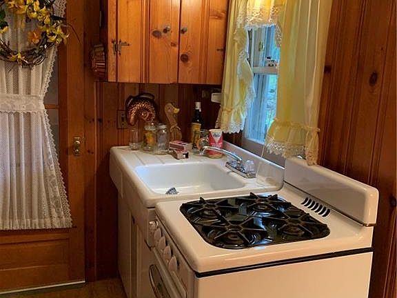 3rd image of 11 Roosevelt St