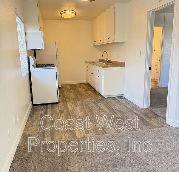 381 Oak Ave #5 — Photo 5