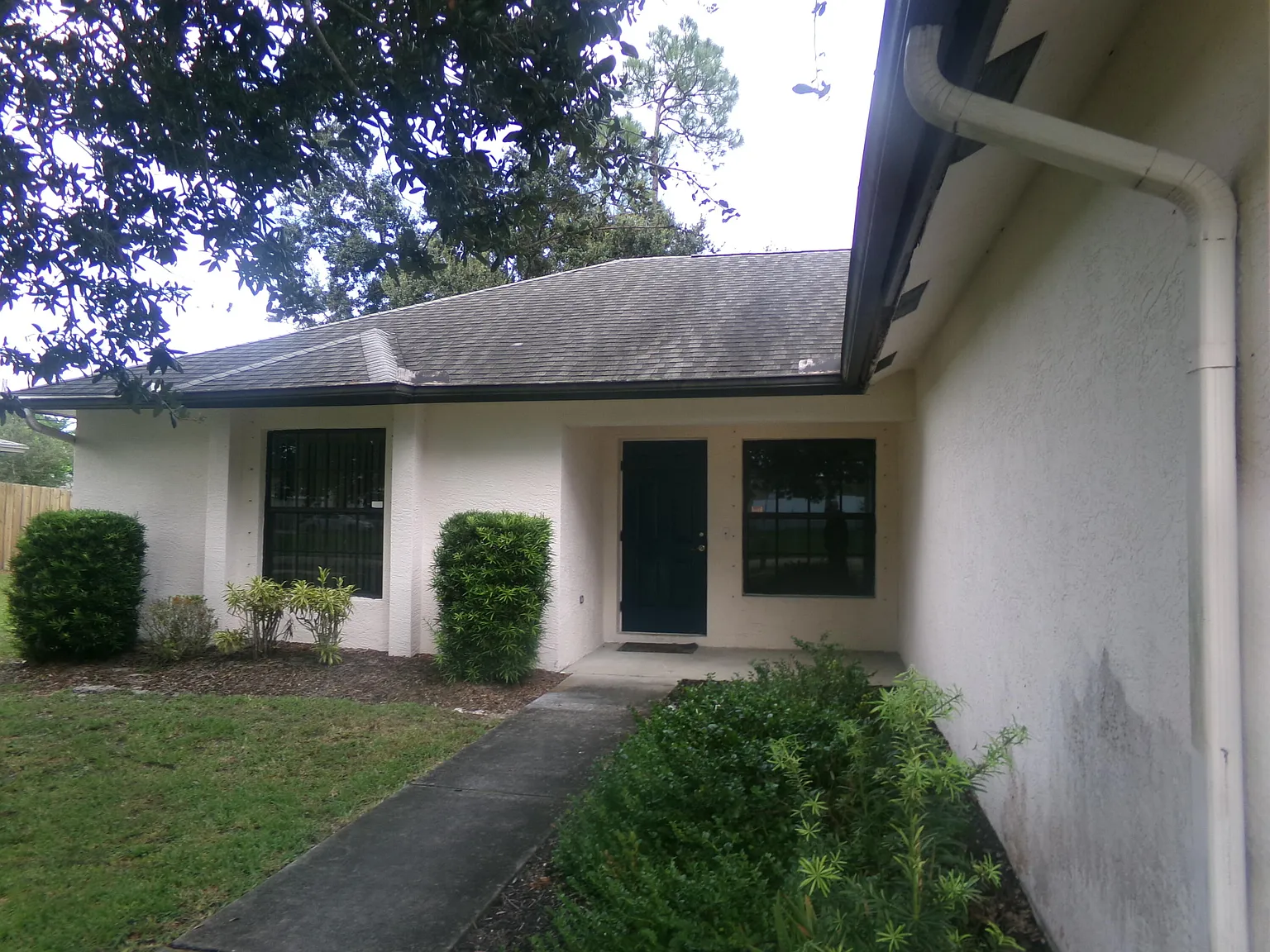 3 bed, 2.0 bath, 1280 sqft, $2,100 — Photo 2