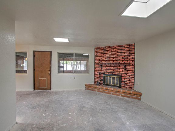 3rd image of 1424 Carmelita Dr