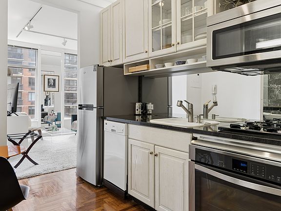 4th image of 250 E 54th St APT 7E