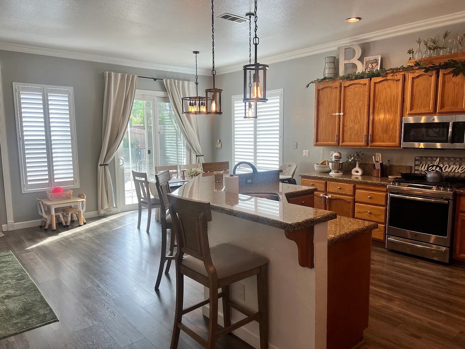3 bed, 1967 sqft, $3,900 — Photo 1