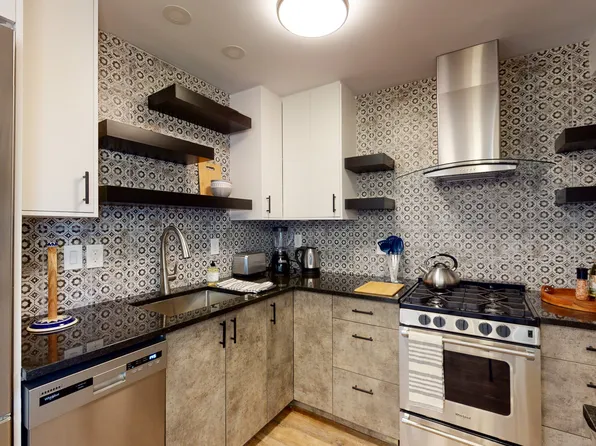 238 Carruthers Ave #301, Ottawa, ON K1Y 1N9