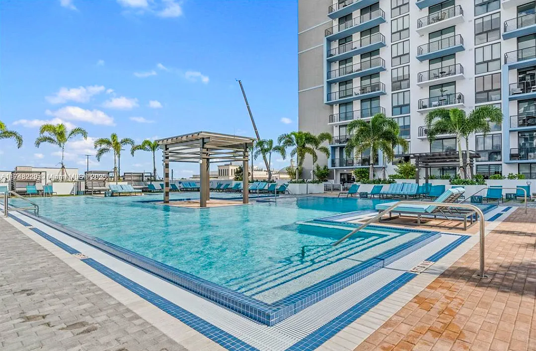 1 bed, 687 sqft, $3,690 — Photo 3