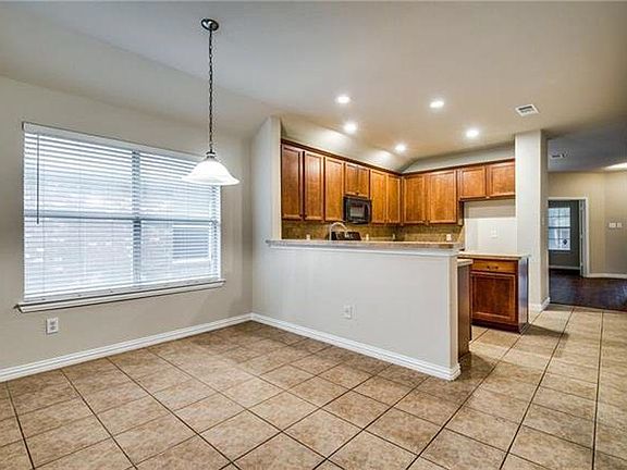 3rd image of 811 Creekside Dr