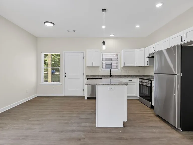 4800 Greenfield Dr — Photo 3