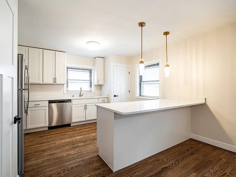 2600 E Kenwood Blvd — Photo 4