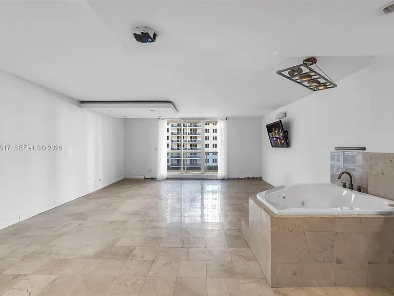 2301 Collins Ave #621 — Photo 4