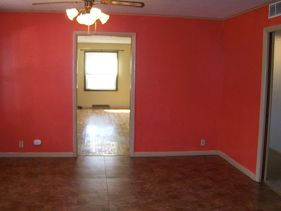 3rd image of 512 W Marilyn Dr