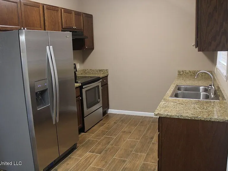 1007 Bassett Dr — Photo 5
