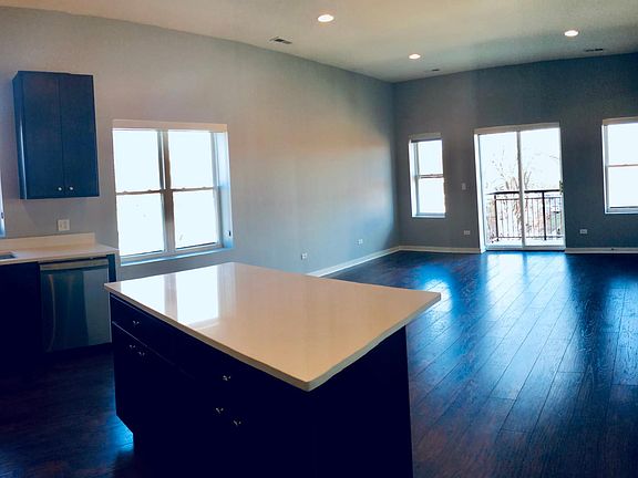 5th image of 2817 N Natoma Ave