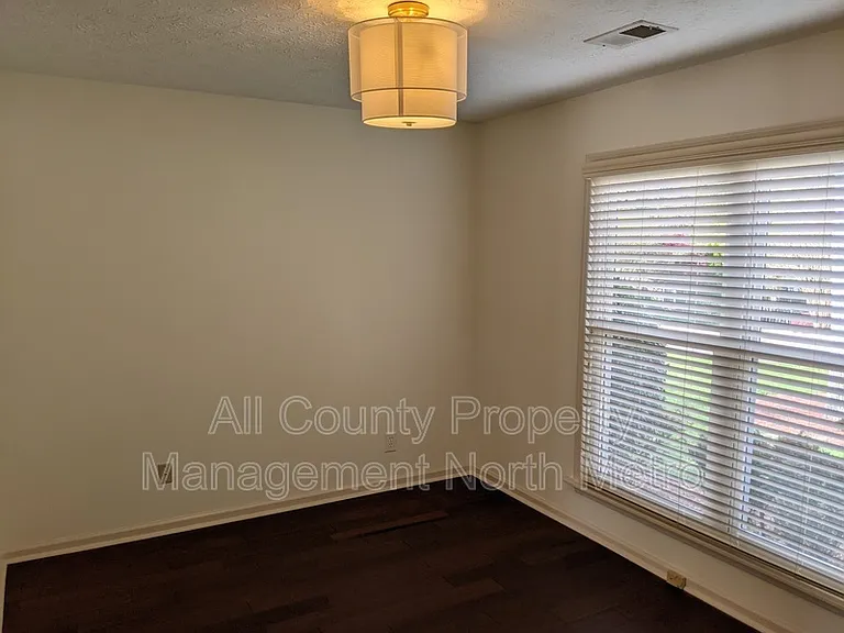 215 Broken Lance Pl — Photo 5