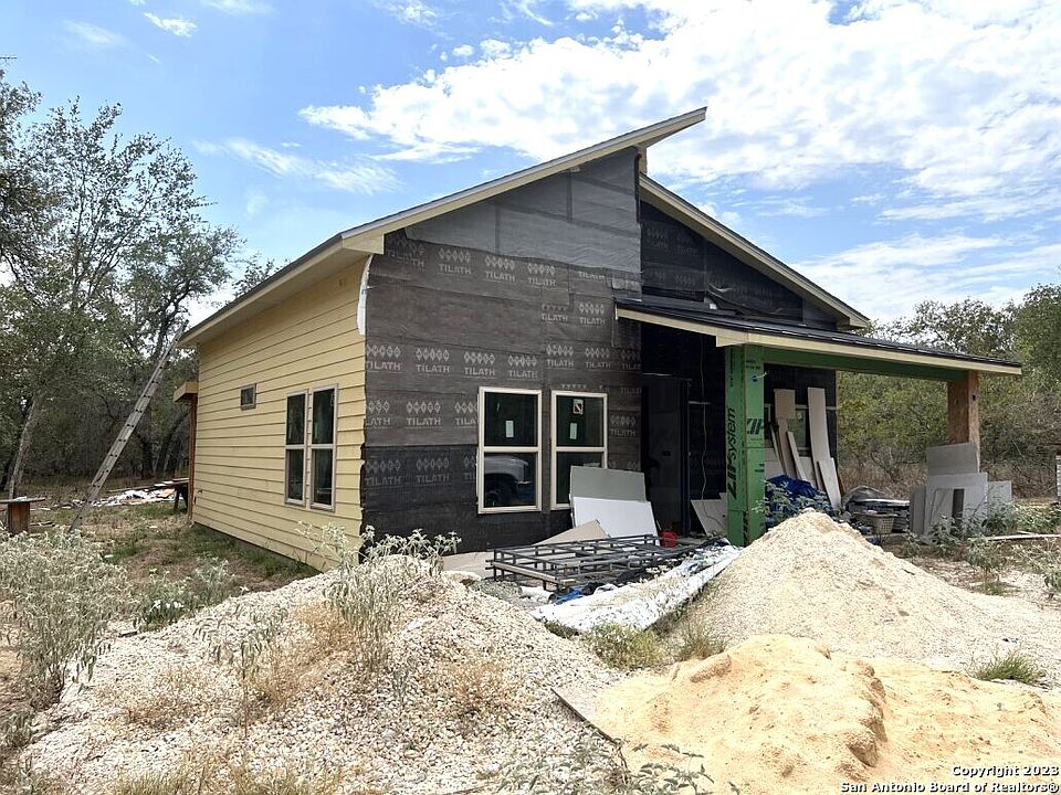 1st image of 607 HICKORY LN