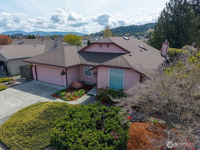 4th image of 861 E Spruce