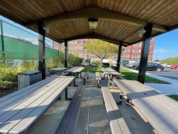 4th image of 80 Bay Street Lndg #40