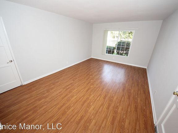 4th image of 566 S Venice Blvd #1