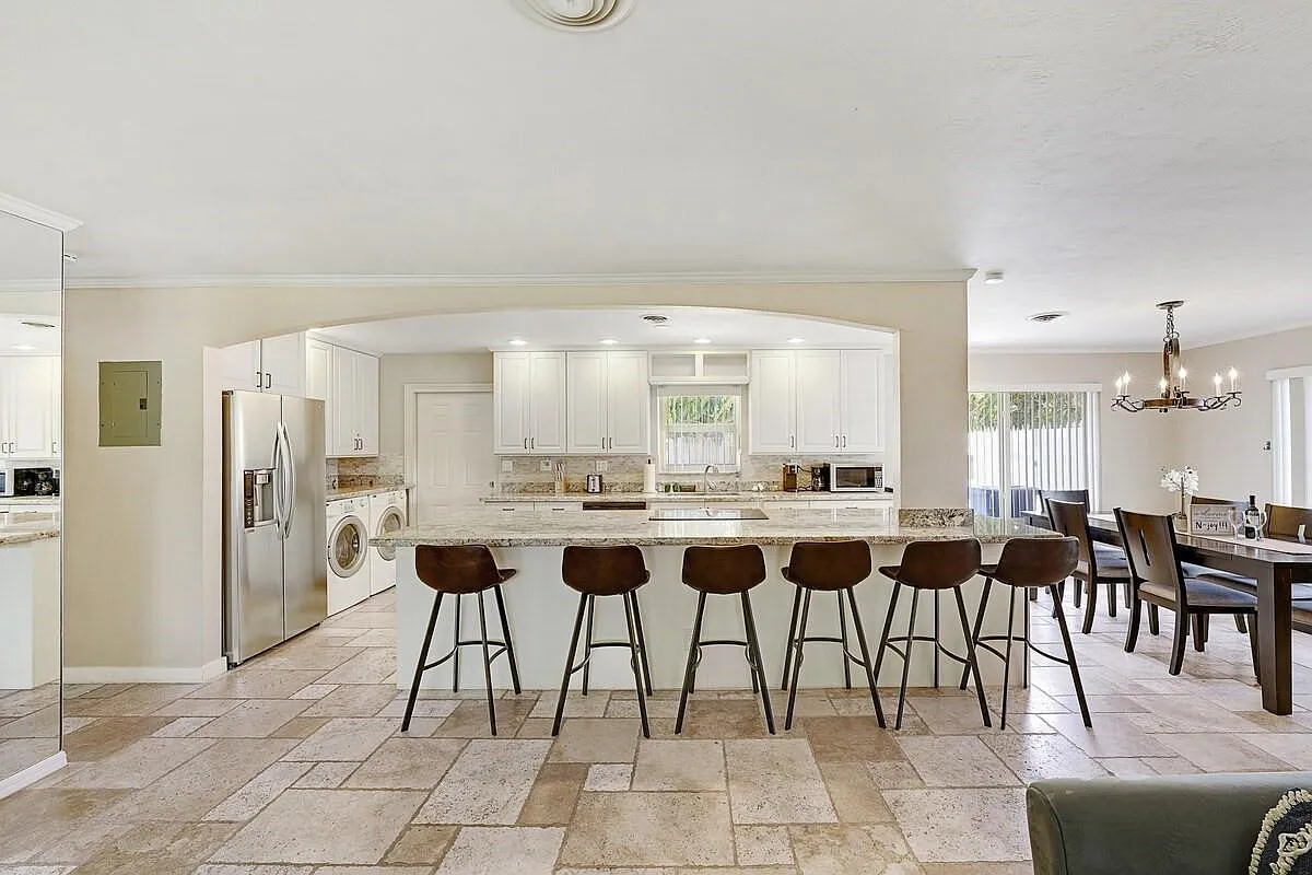 3 bed, 2.0 bath, 1404 sqft, $4,500 — Photo 3