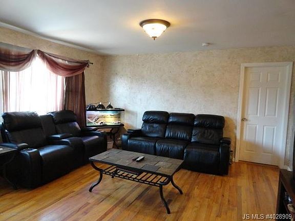 5th image of 301 Colonial Dr