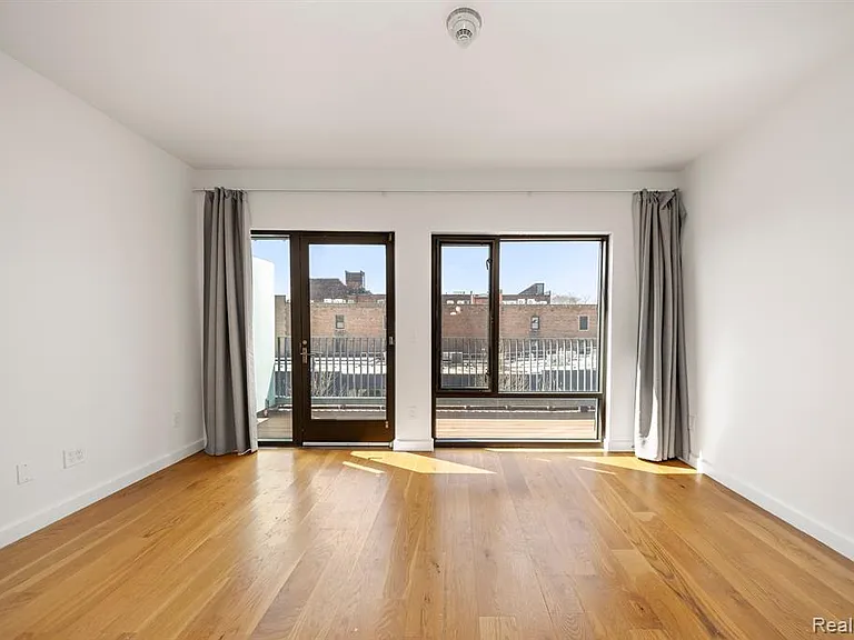 644 Selden St #302 — Photo 11