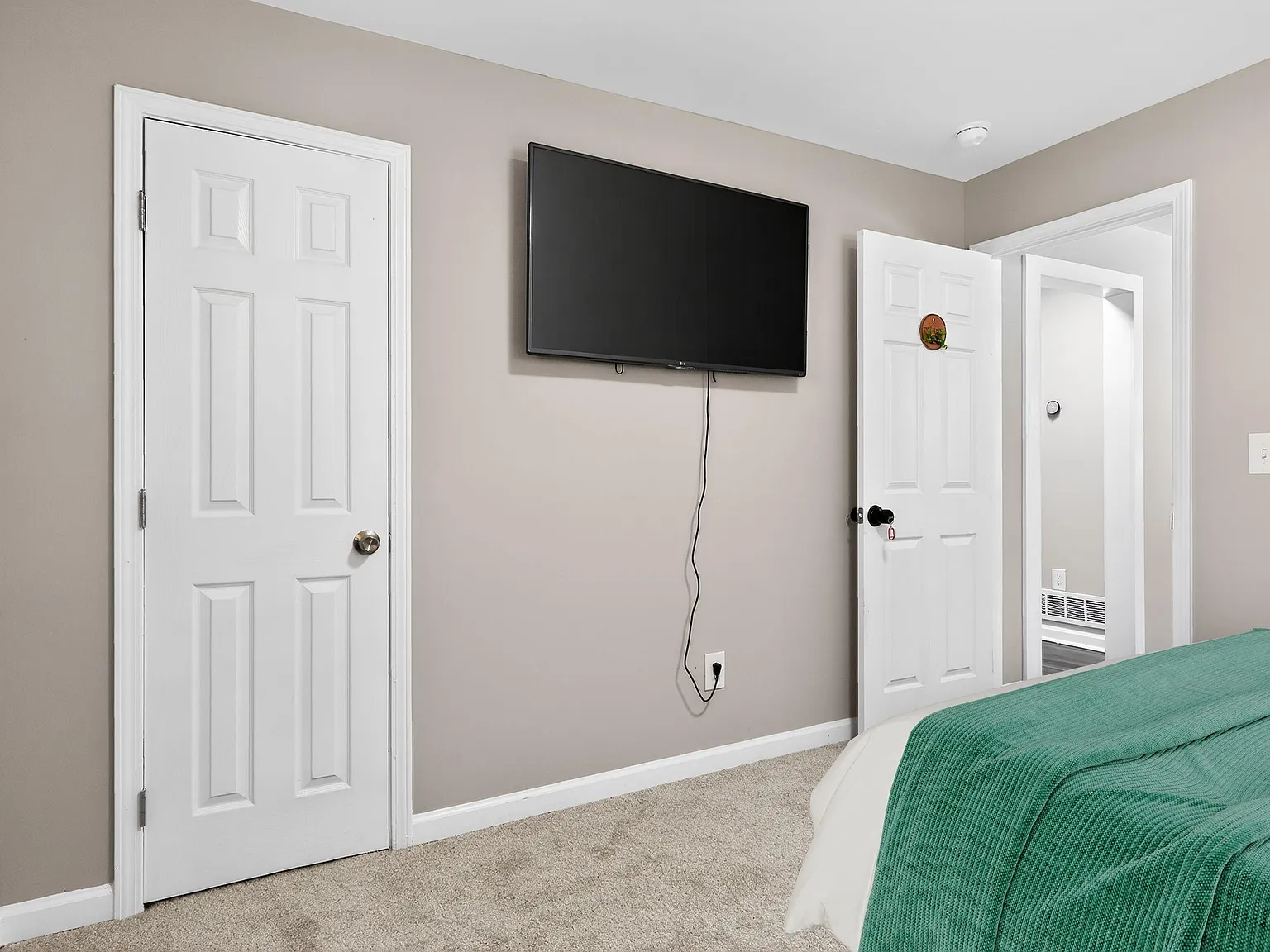 4 bed, 3.0 bath, 2018 sqft, $862 — Photo 2