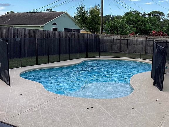 4th image of 282 SW Tulip Boulevard