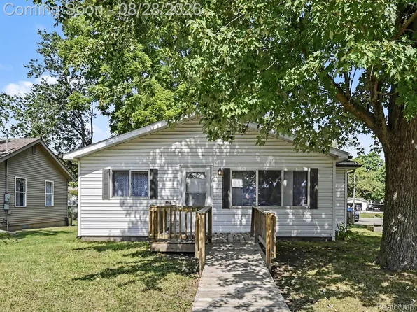 1107 Corydon Dr, Mount Morris, MI 48458