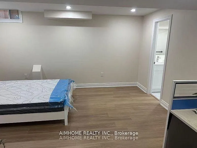 9 bed, $950 — Photo 3
