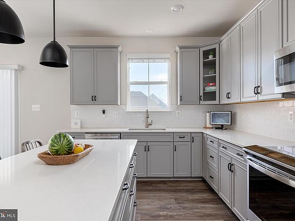 3rd image of 179 Triberg Dr